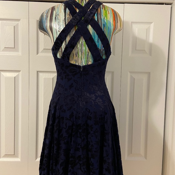 SUSAN ROSELLI for VIJACK  Embossed Velvet Cocktail Dress - Picture 2 of 14